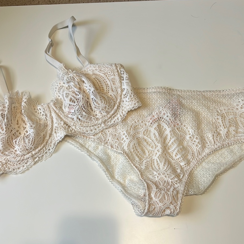 Victoria Secret bra and panty set. Bra 34D, panty size medium. Panty NWT!!